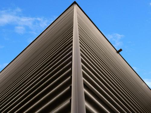 Trapézlemez eresz kialakítása: mire figyelj a tökéletes végeredményért?